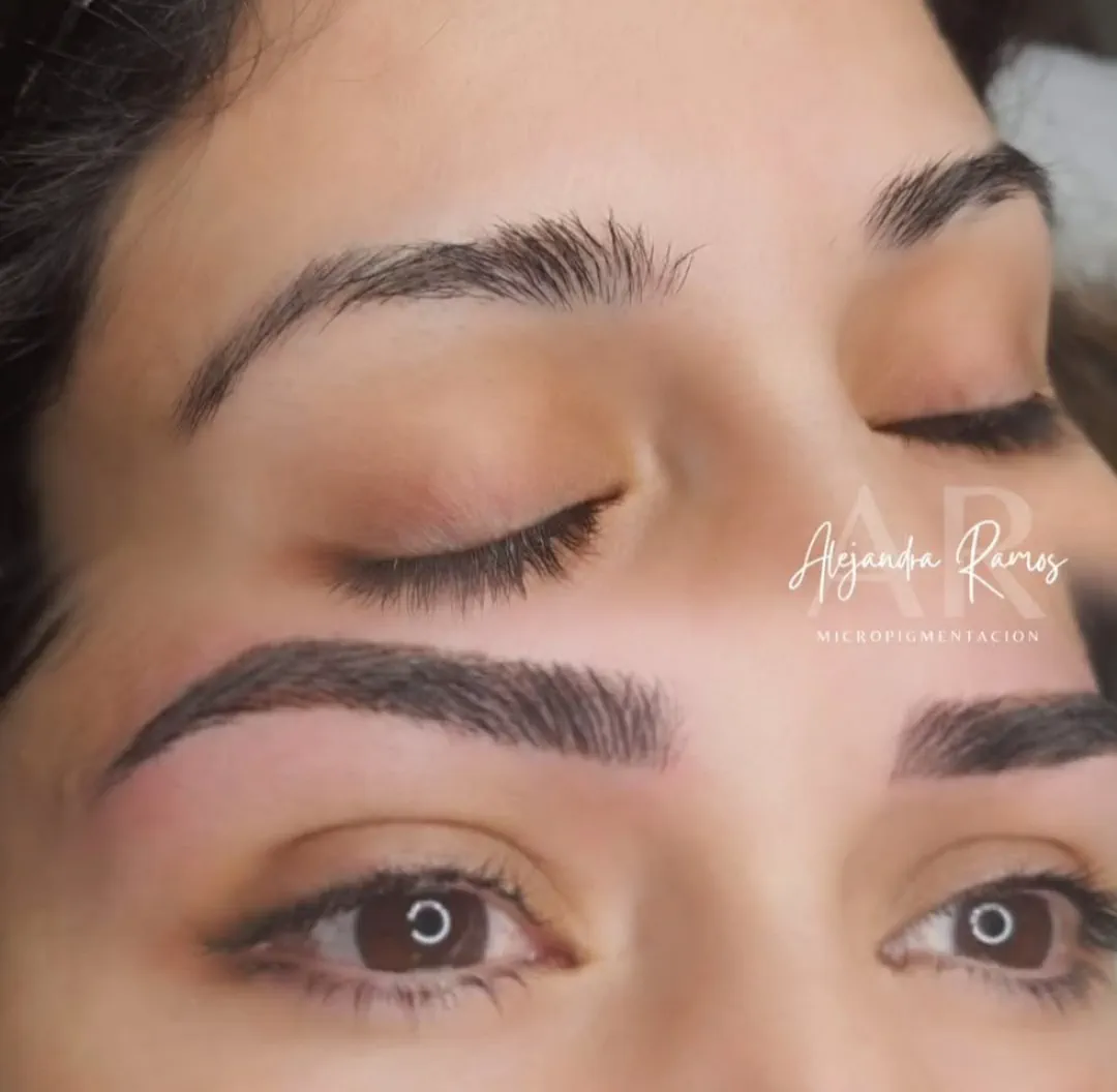 Par de cejas simétricas conseguidas con microblading y diseño personalizado