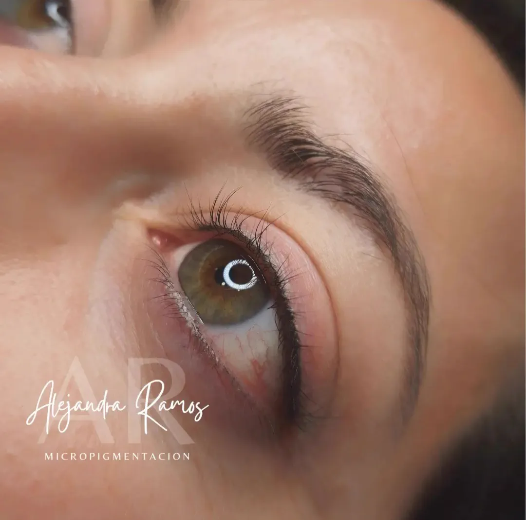 Detalle de un delineado de ojos con micropigmentación que define la línea de las pestañas