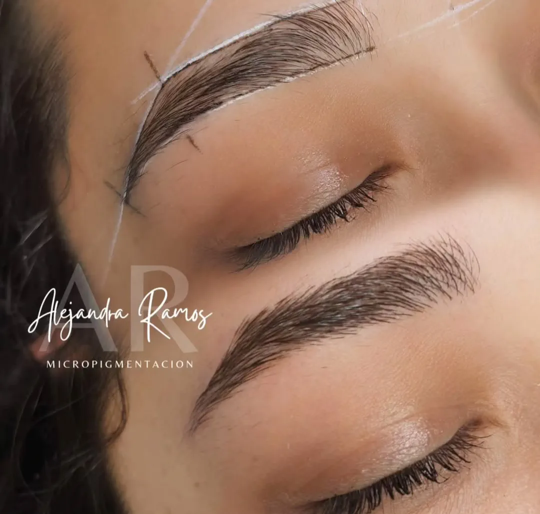 Diseño de ceja marcado con hilo y resultado final de microblading pelo a pelo