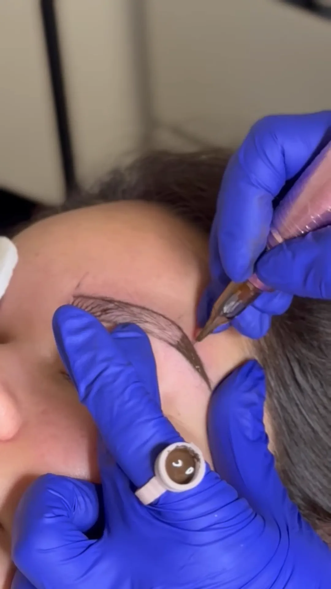 Micropigmentación de labios durante la sesión, aplicando el pigmento