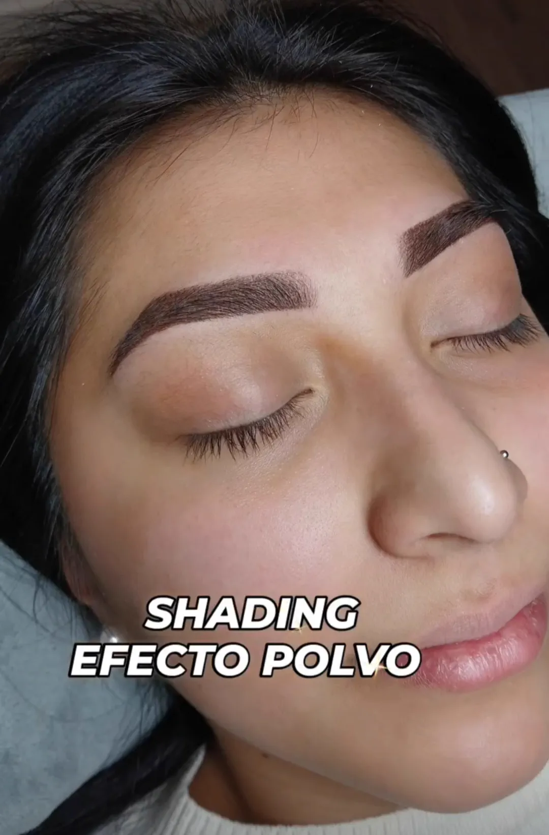 Cejas con shading efecto polvo, de acabado suave y difuminado como una sombra de maquillaje