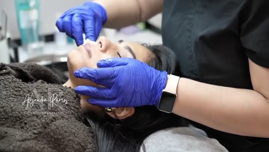 Vídeo del proceso de una micropigmentación de labios en el estudio
