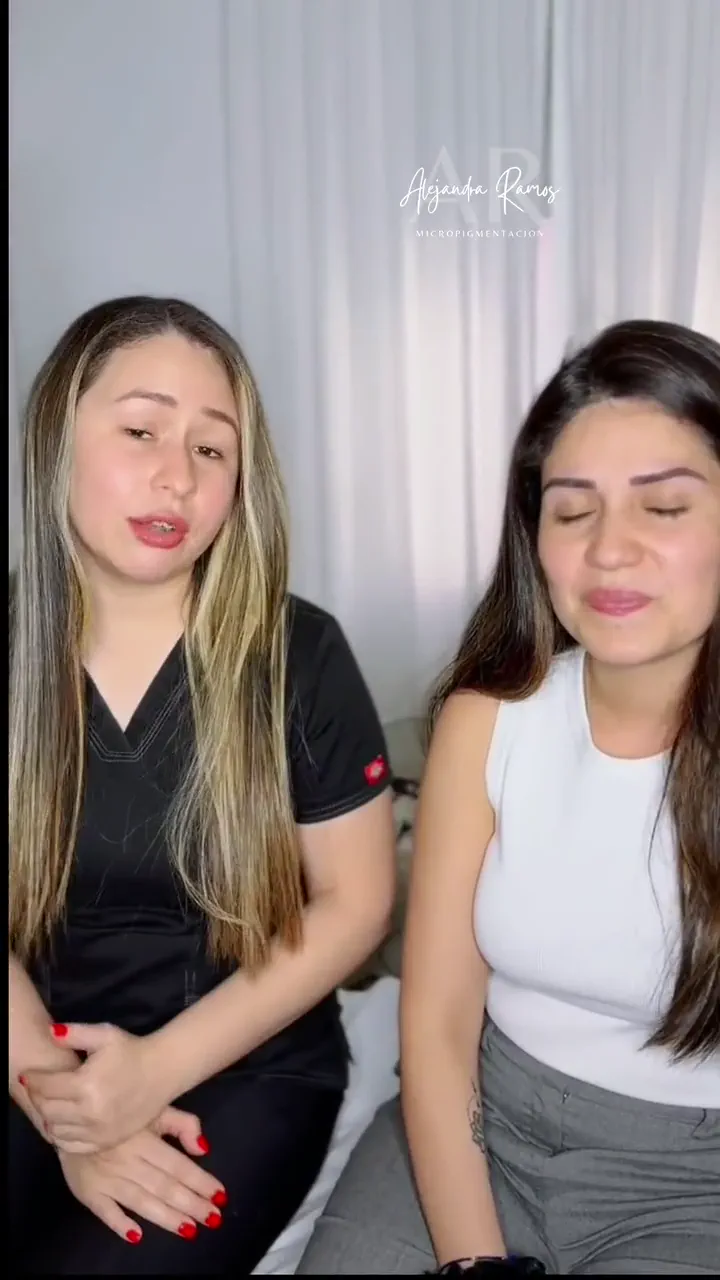 Clienta de Alejandra Ramos junto a ella, antes de contar su experiencia con la micropigmentación de cejas
