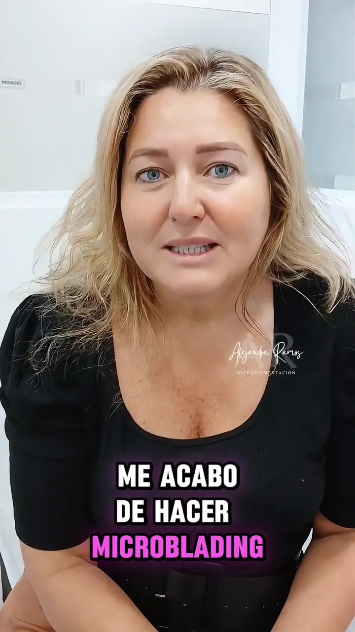 Clienta contando a cámara su experiencia en el estudio de micropigmentación de Alejandra Ramos